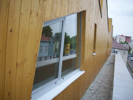 balkóny podél budovy